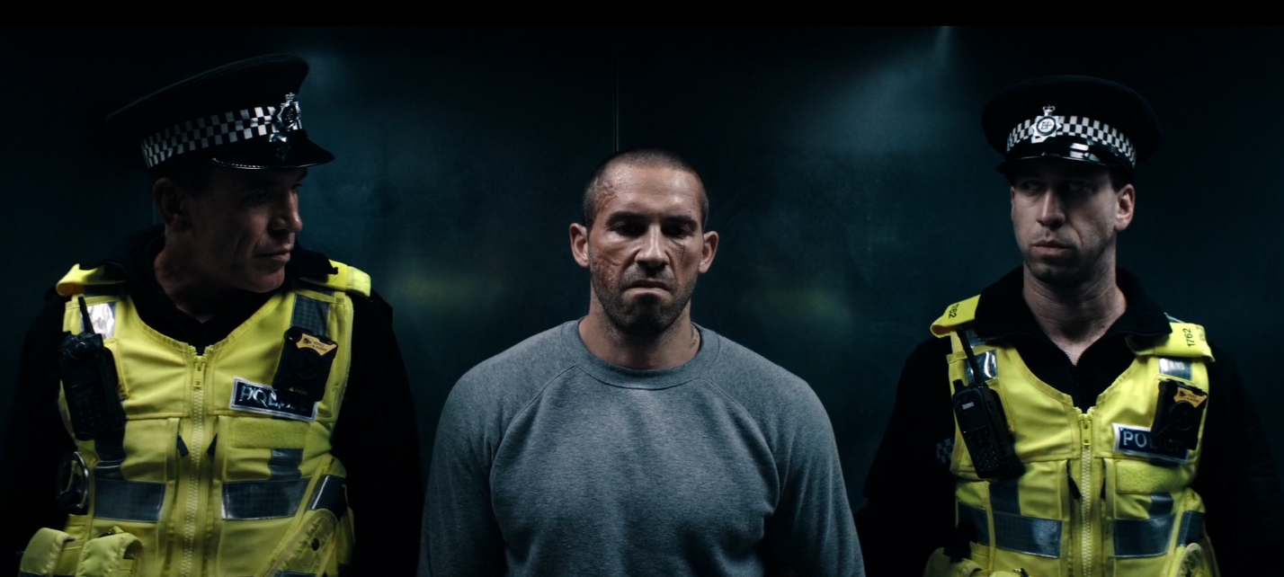 Scott Adkins et deux policiers