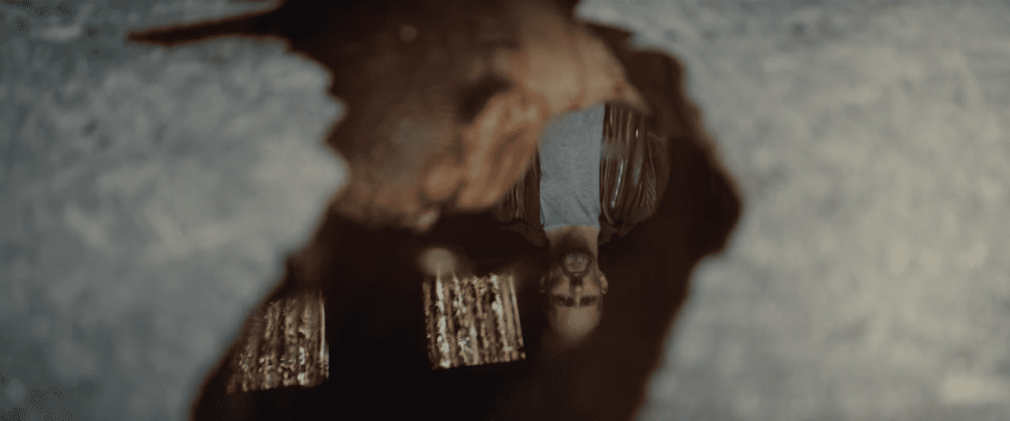 reflet dans une flaque de sang