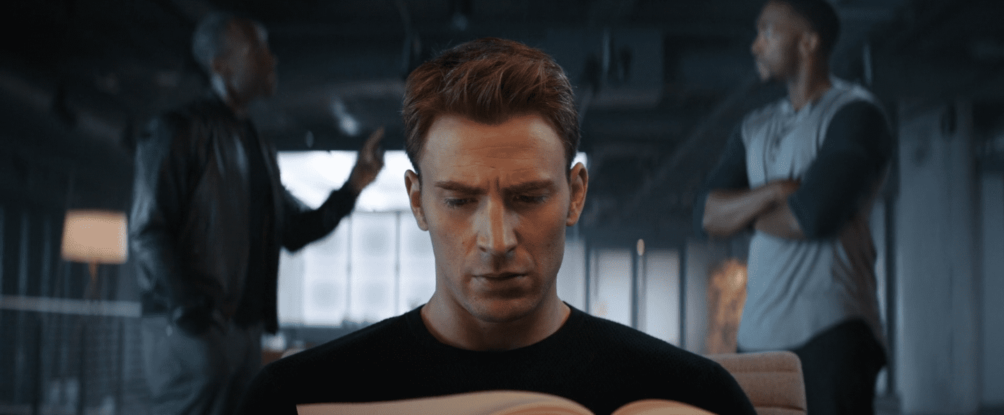 Steve Rogers en train de lire le civil war act