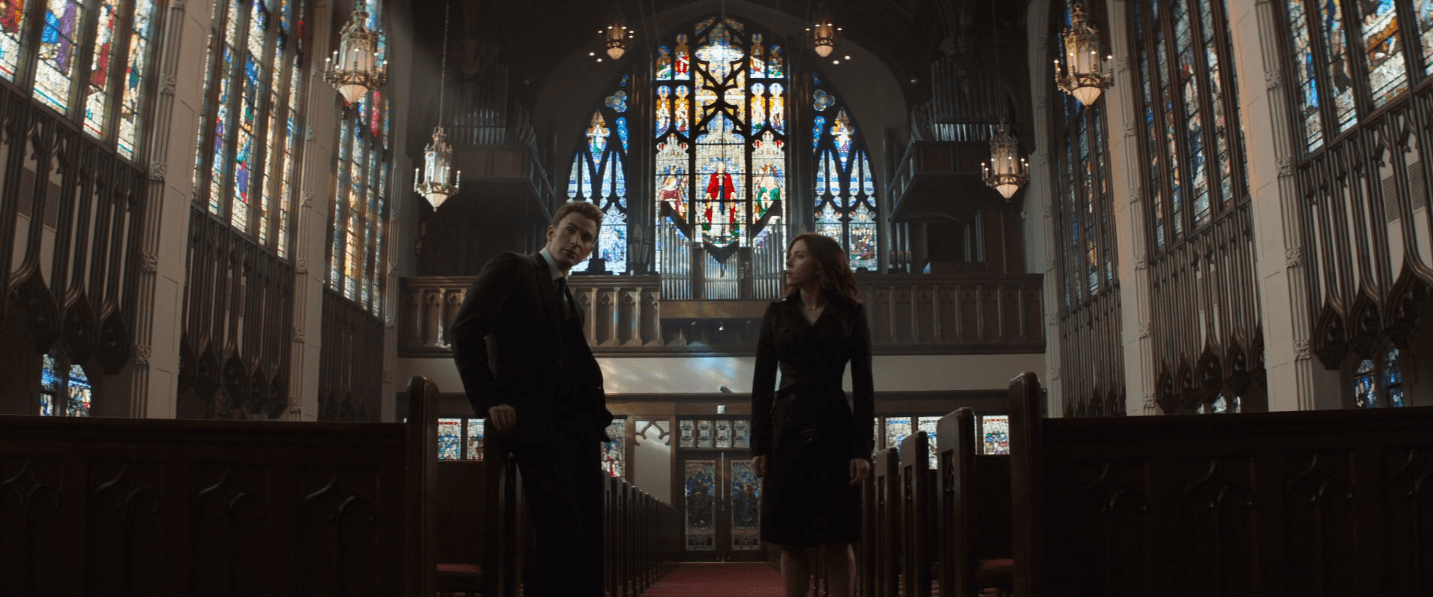 Steve et Natasha dans une église