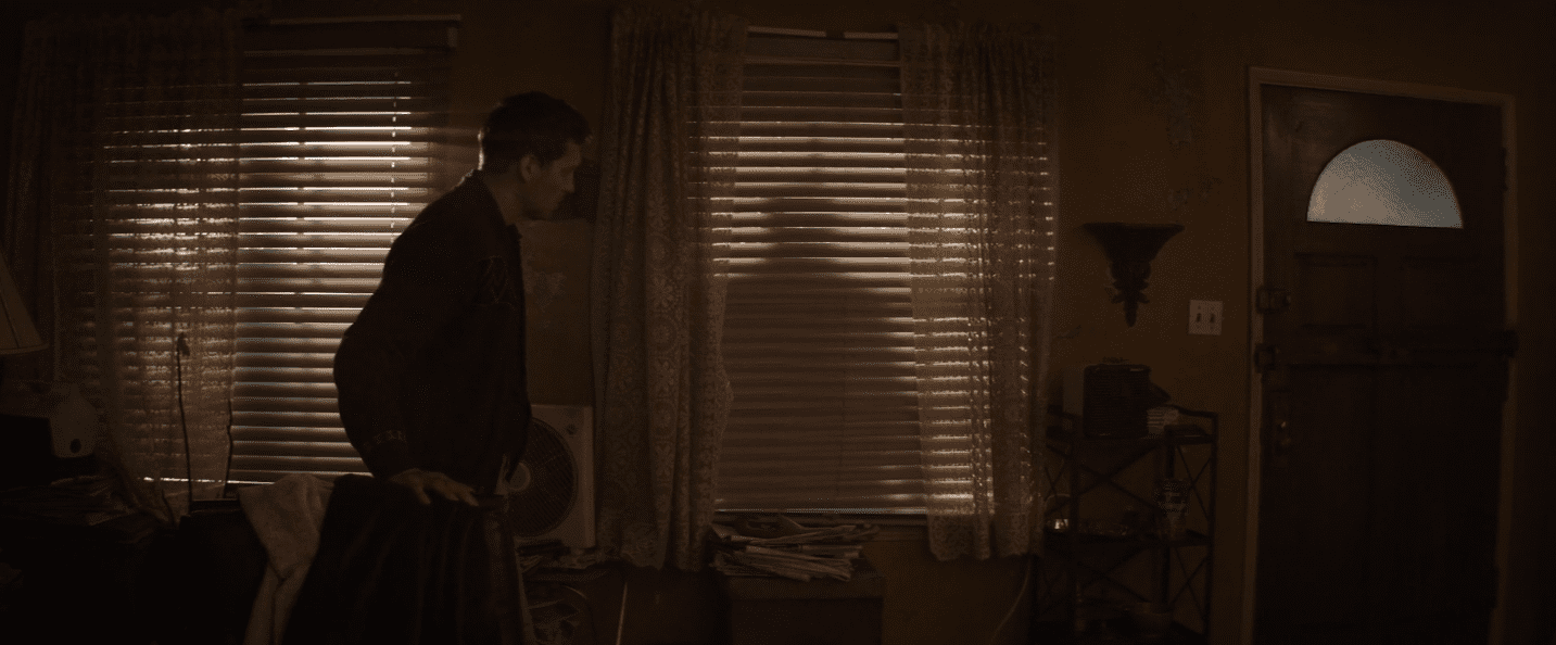 l'ombre de Zemo à travers une fenêtre