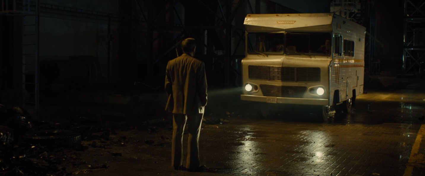 l'arrivée en fourgon de la bande