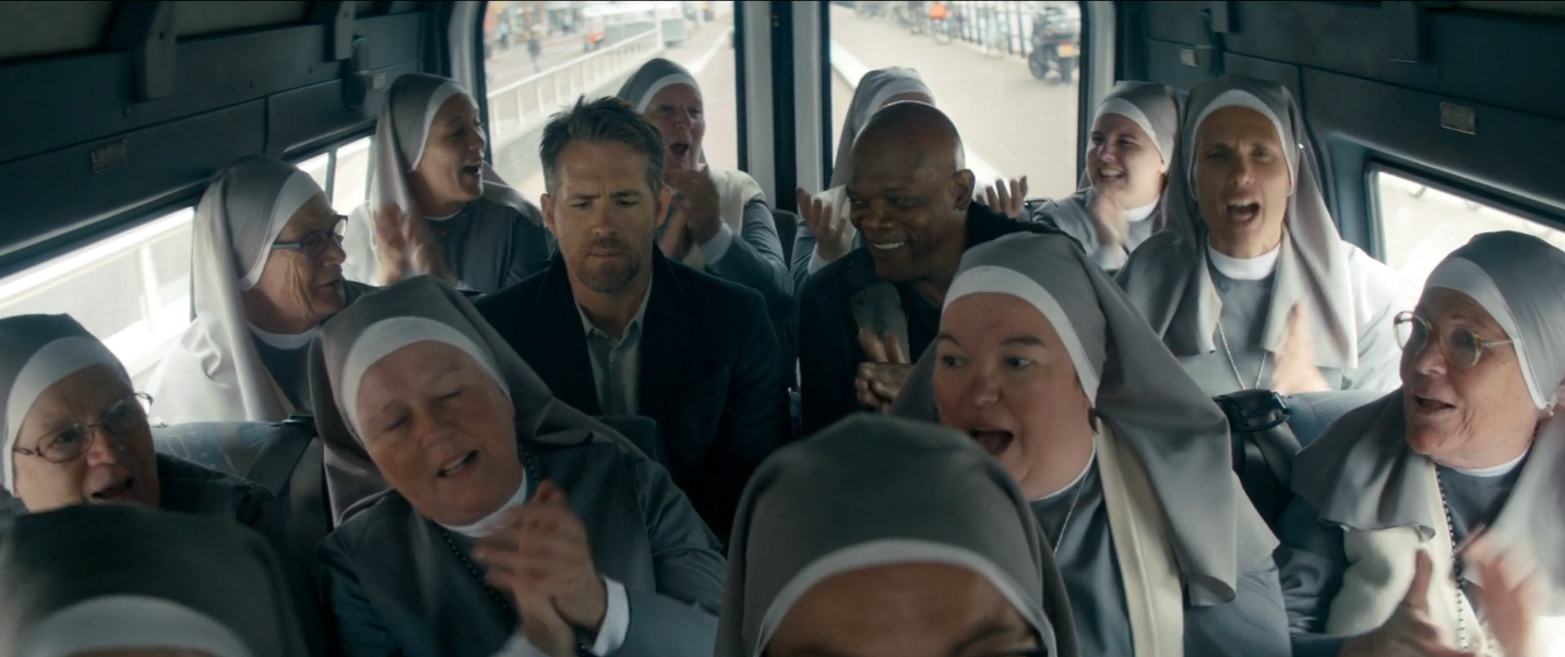 Bryce et Kincaid dans un bus avec des bonnes soeurs