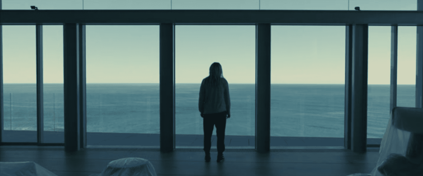 le personnage principal face à la mer