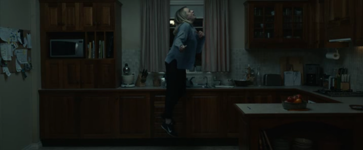 l'héroine aux prises avec l'homme invisible