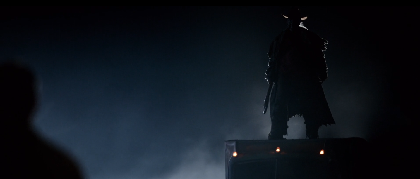 Le monstre debout, de nuit