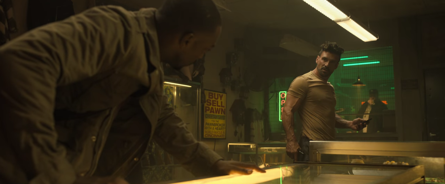 Scott Adkins et deux policiers