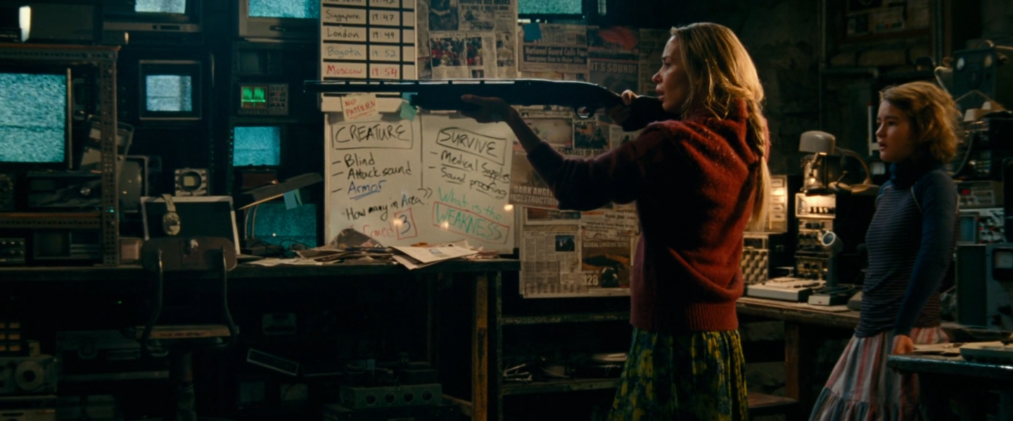 Emily Blunt (Evelyn Abbott) tient en joue une créature