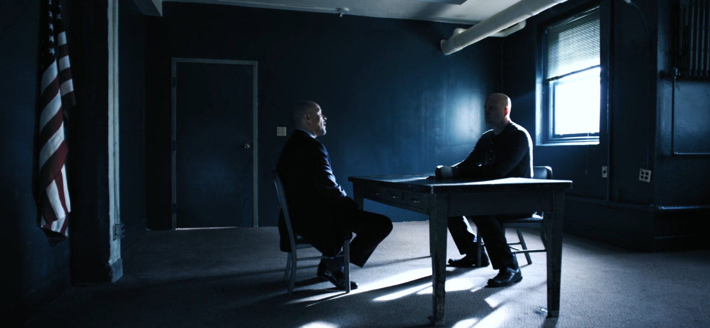 Vince vaughn interrogé dans une pièce sombre