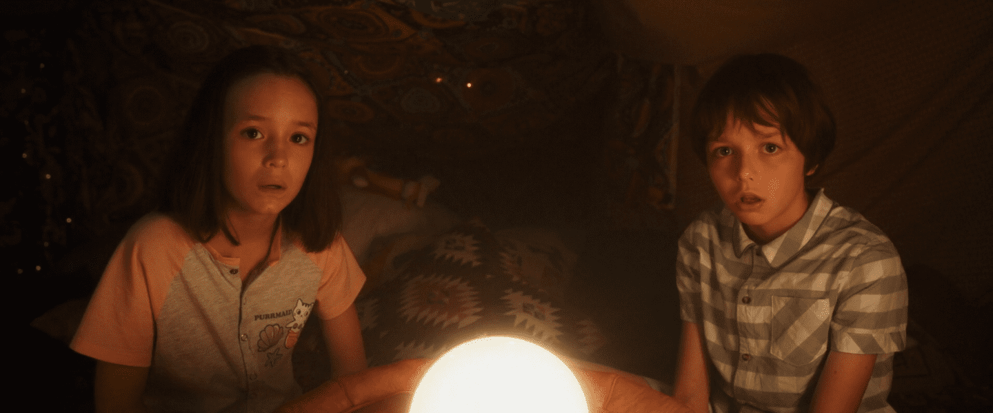 deux enfants face caméra