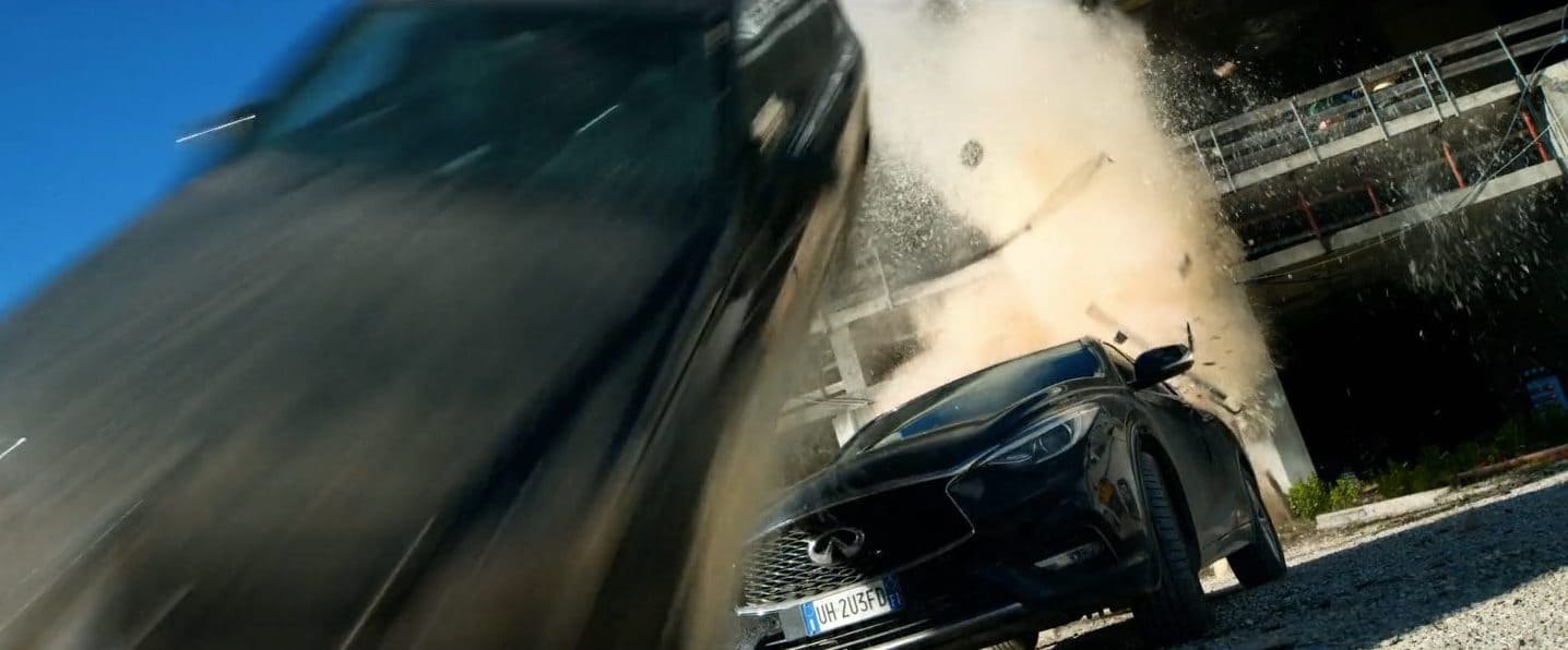 une voiture se crash juste à côté de la caméra
