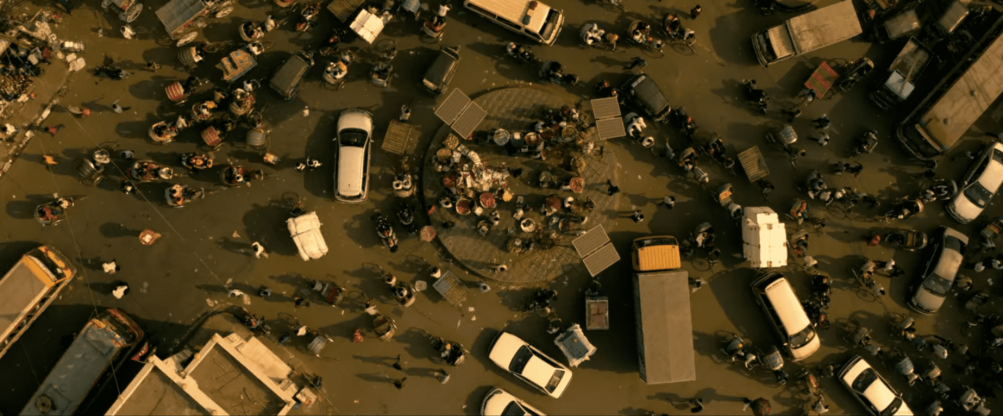 une voiture se crash juste à côté de la caméra