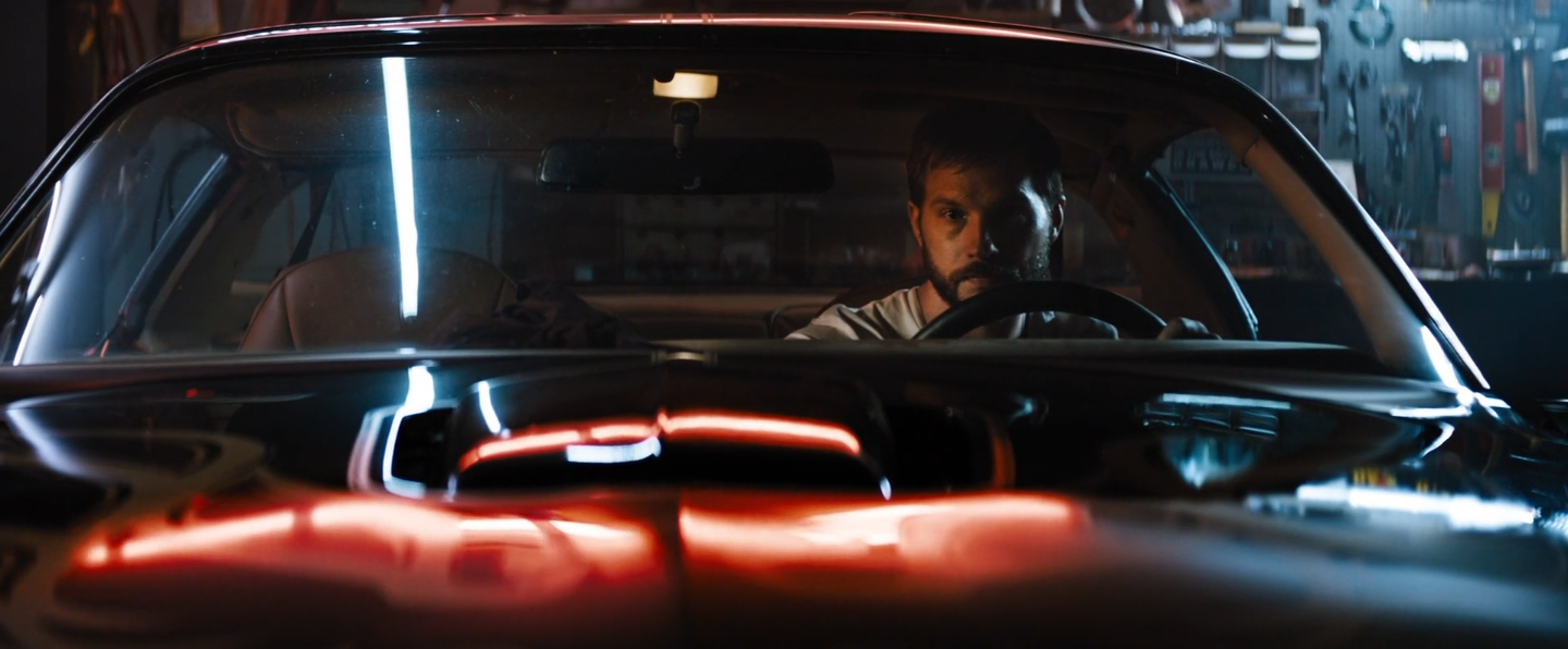 le personnage principal dans sa voiture