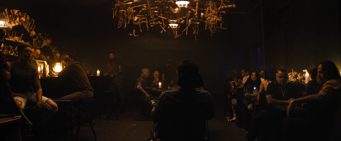 en plein milieu d'un bar de bikers