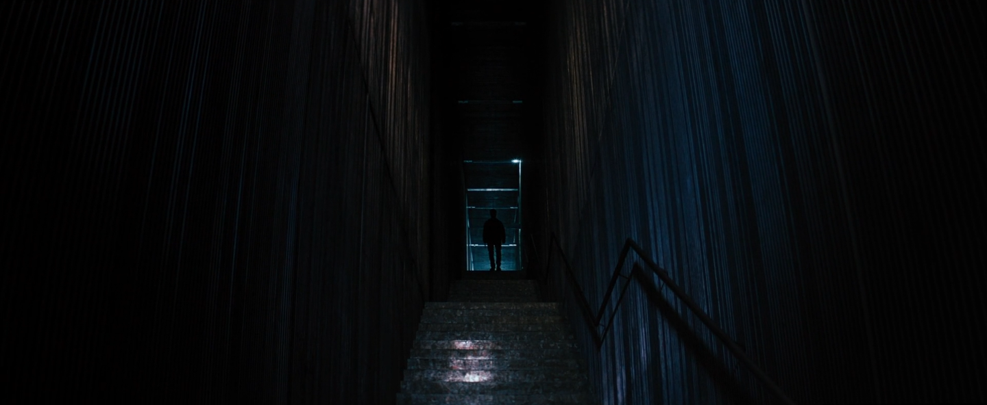 silouhette en haut d'escaliers