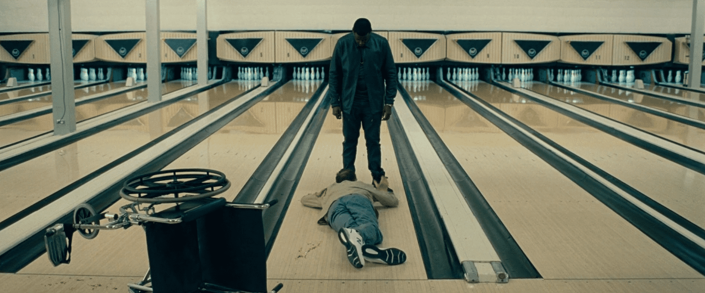 Daniel kaluuya et un personnage en mauvaise posture