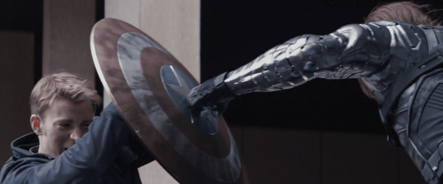 Captain America bloquant un coup de poing avec son bouclier