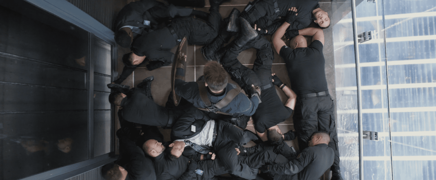 Captain America dans un ascenseur, ses agresseurs au sol