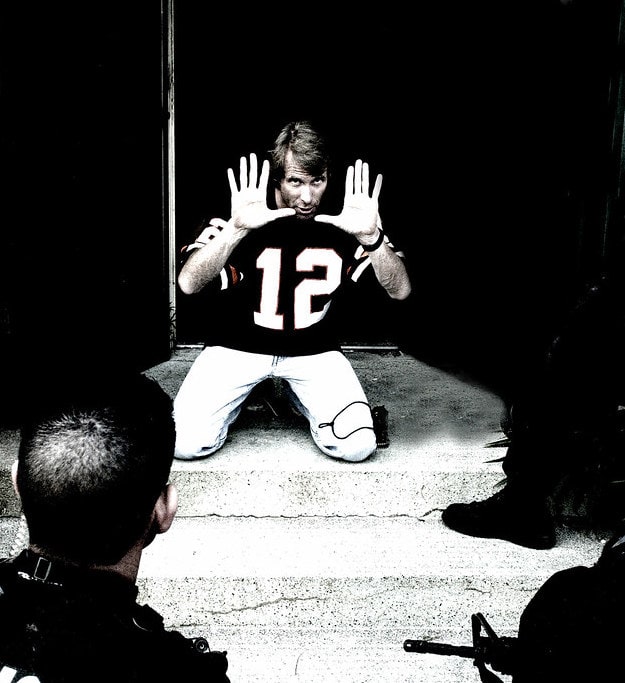 Michael Bay réfléchissant à la composition d'un plan