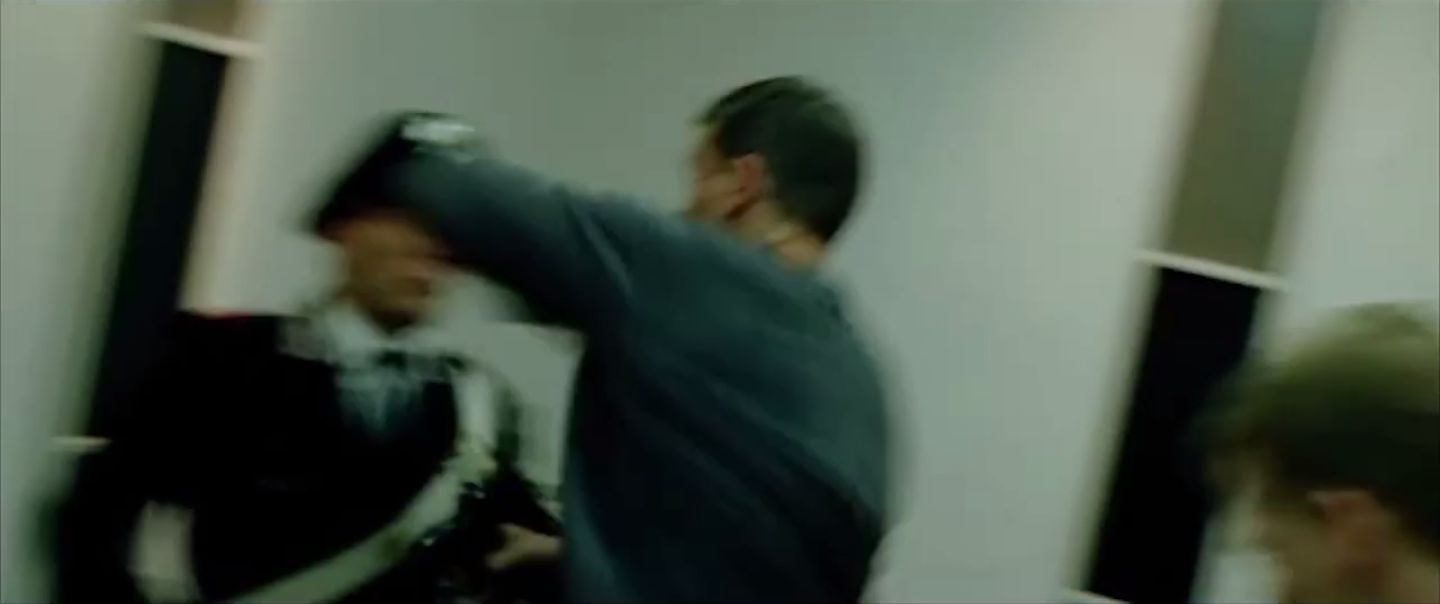 plan sur les policiers qui arrivent