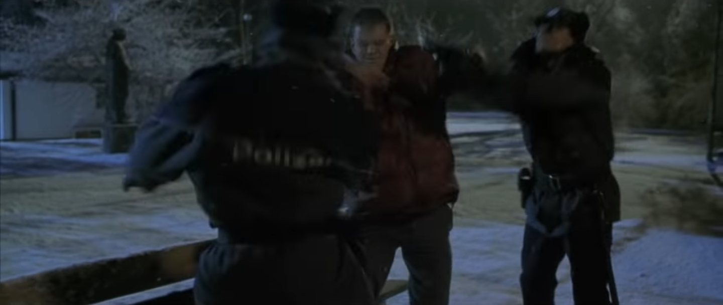 plan sur les policiers qui arrivent