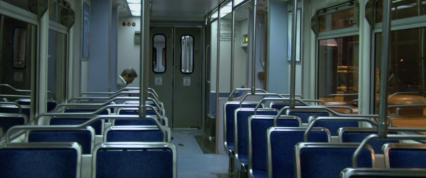 Vincent mort, assis dans le train