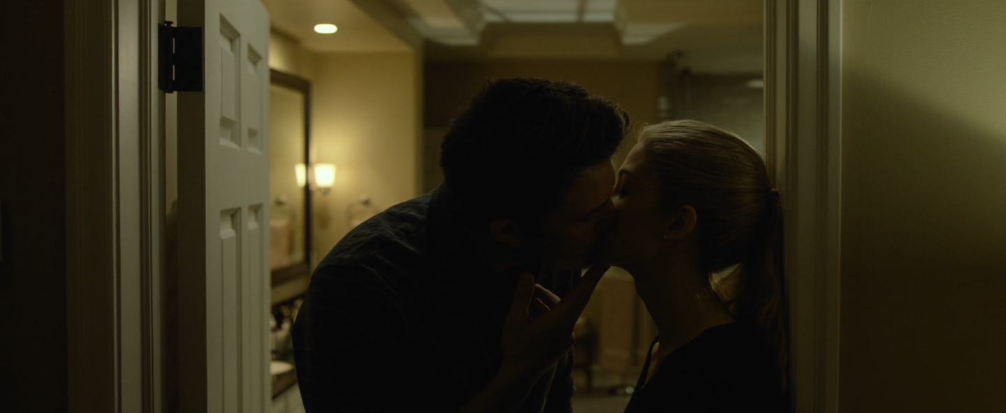 Nick et Amy s'embrassent