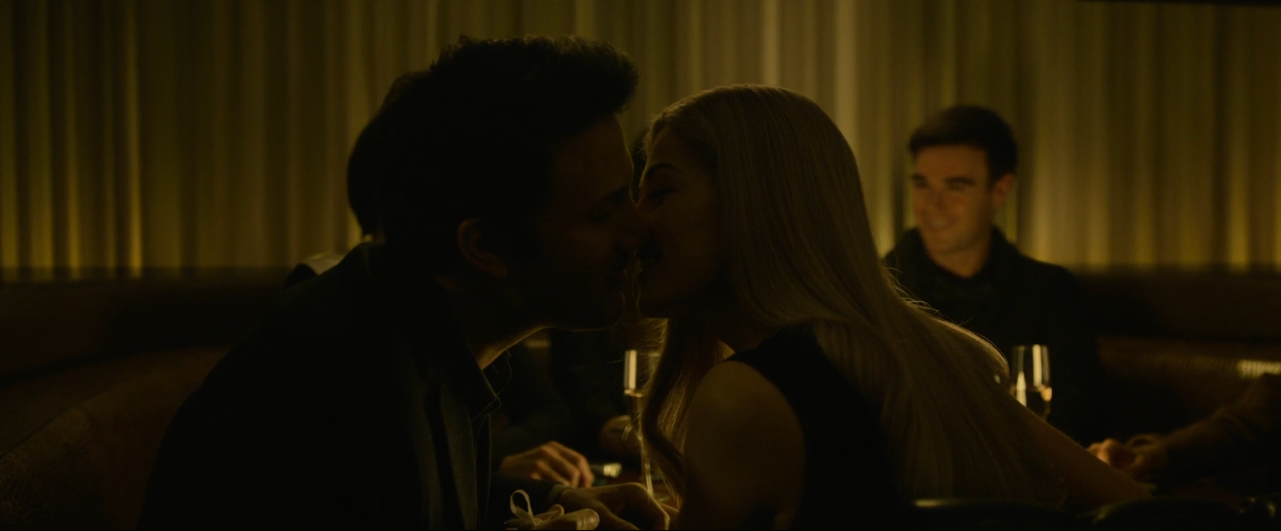 Nick et Amy s'embrassent