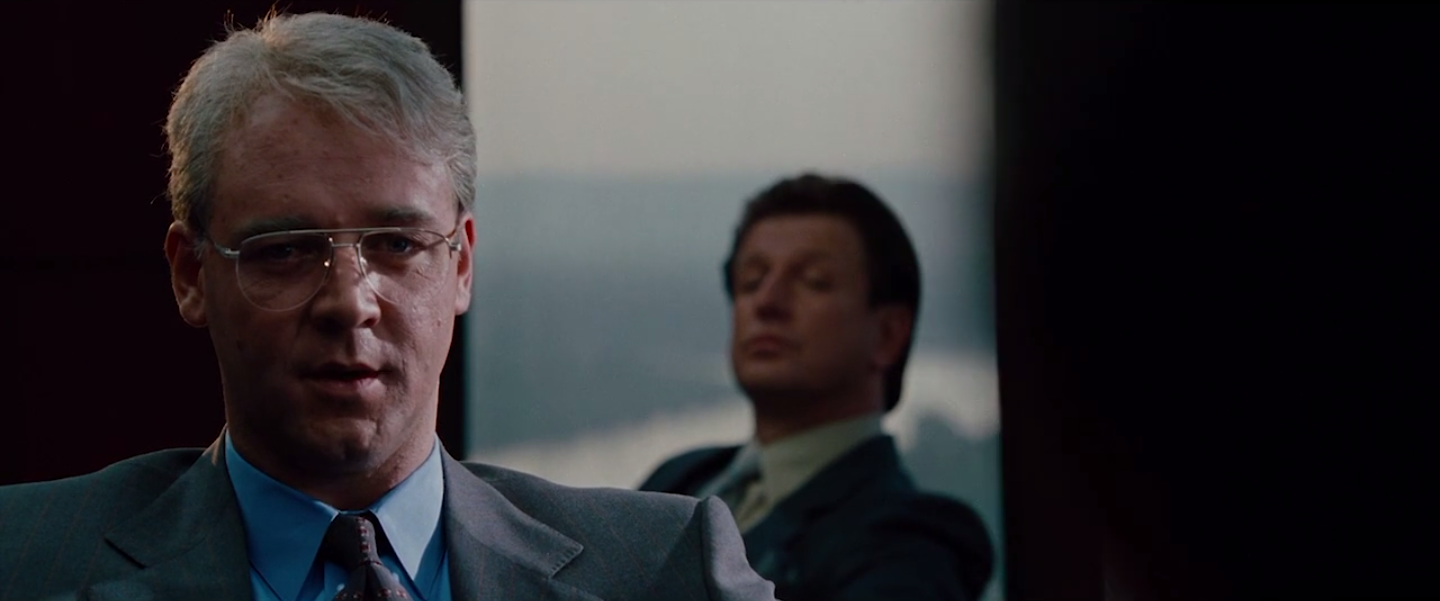 contre-champ sur Wigand et un homme silencieusement assis derrière lui