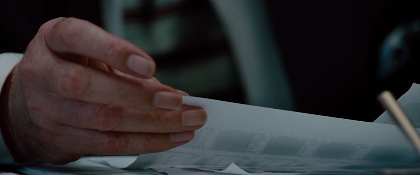 gros plan sur la main de Sandefur qui tient un document