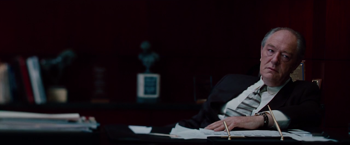 Wigand part, laissant Sandefur seul assis à son bureau