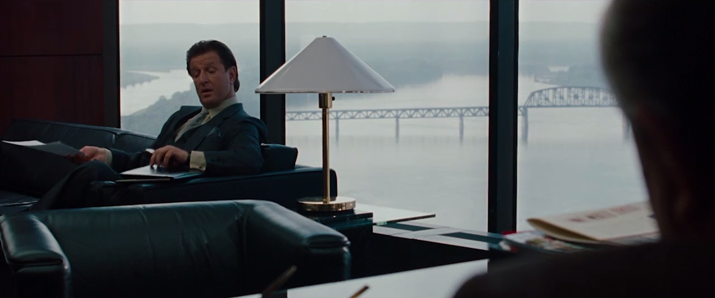 l'homme qui était derrière Wigand parle à Sandefur après le départ de Wigand