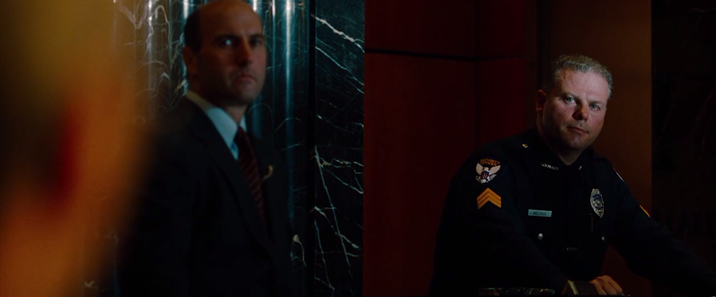 contre-champ sur le policier et l'agent de sécurité