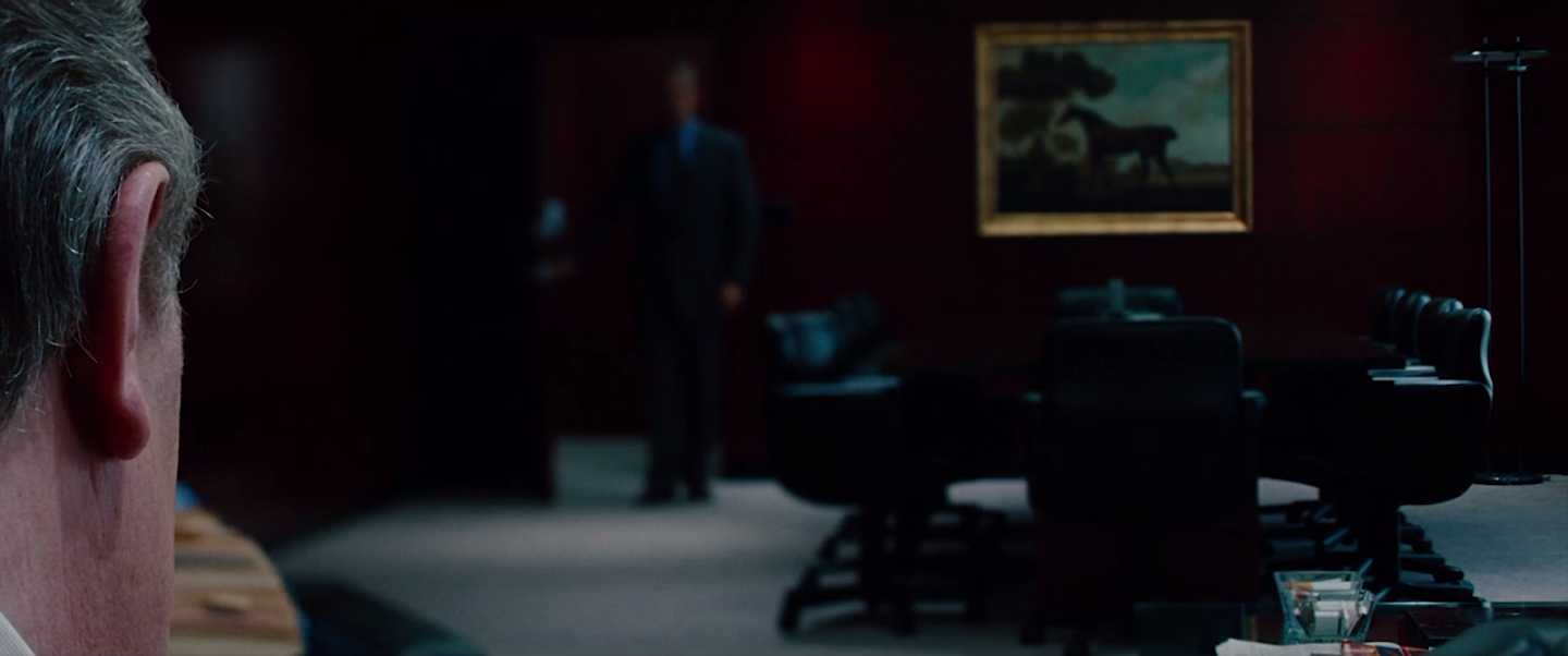 Plan large avec Sandefur en amorce et l'arrière plan flouté