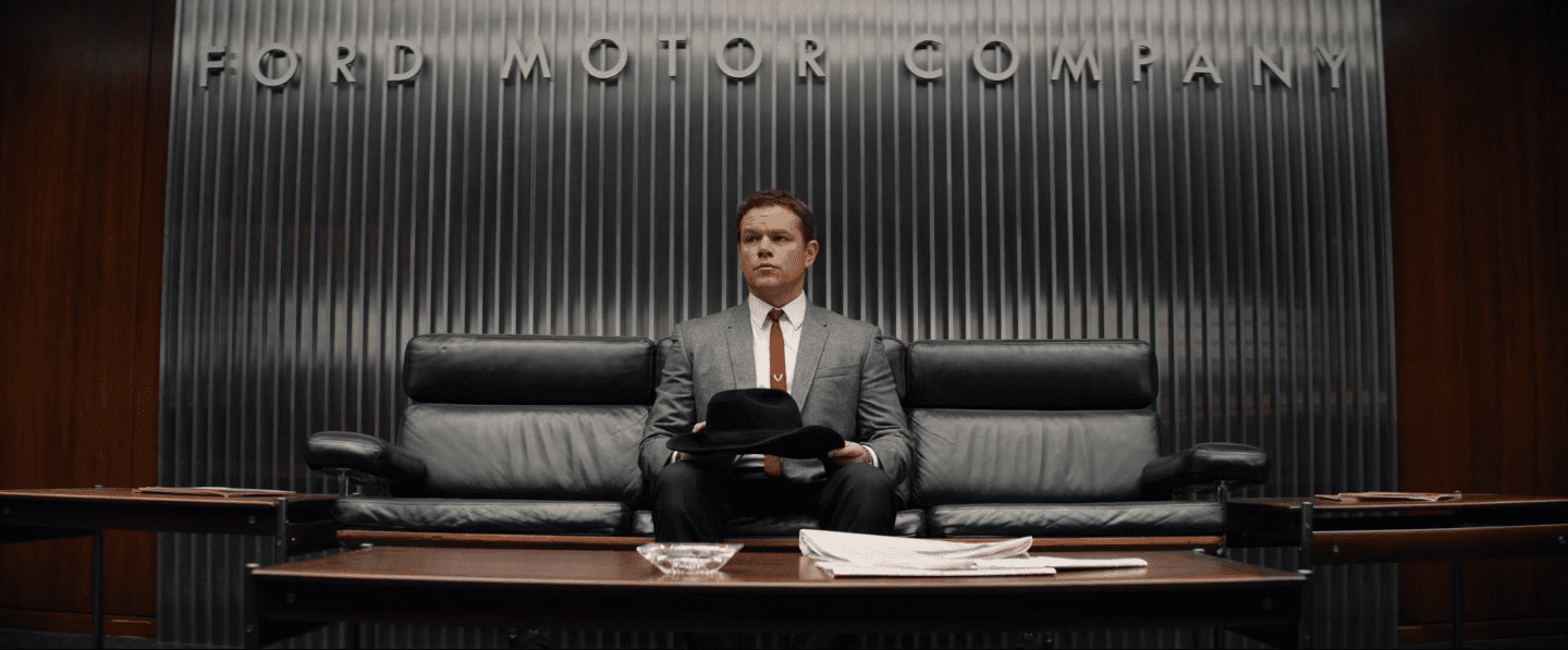 Shelby assis sur un canapé