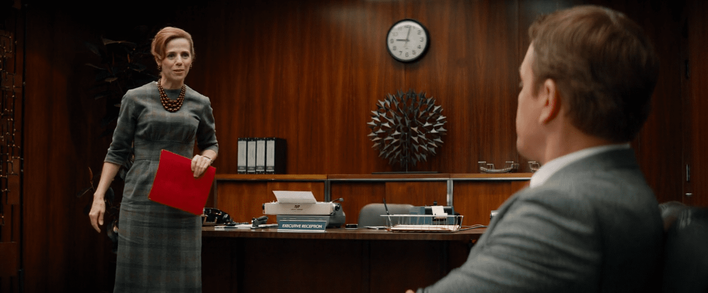 une secrétaire s'adresse à Shelby