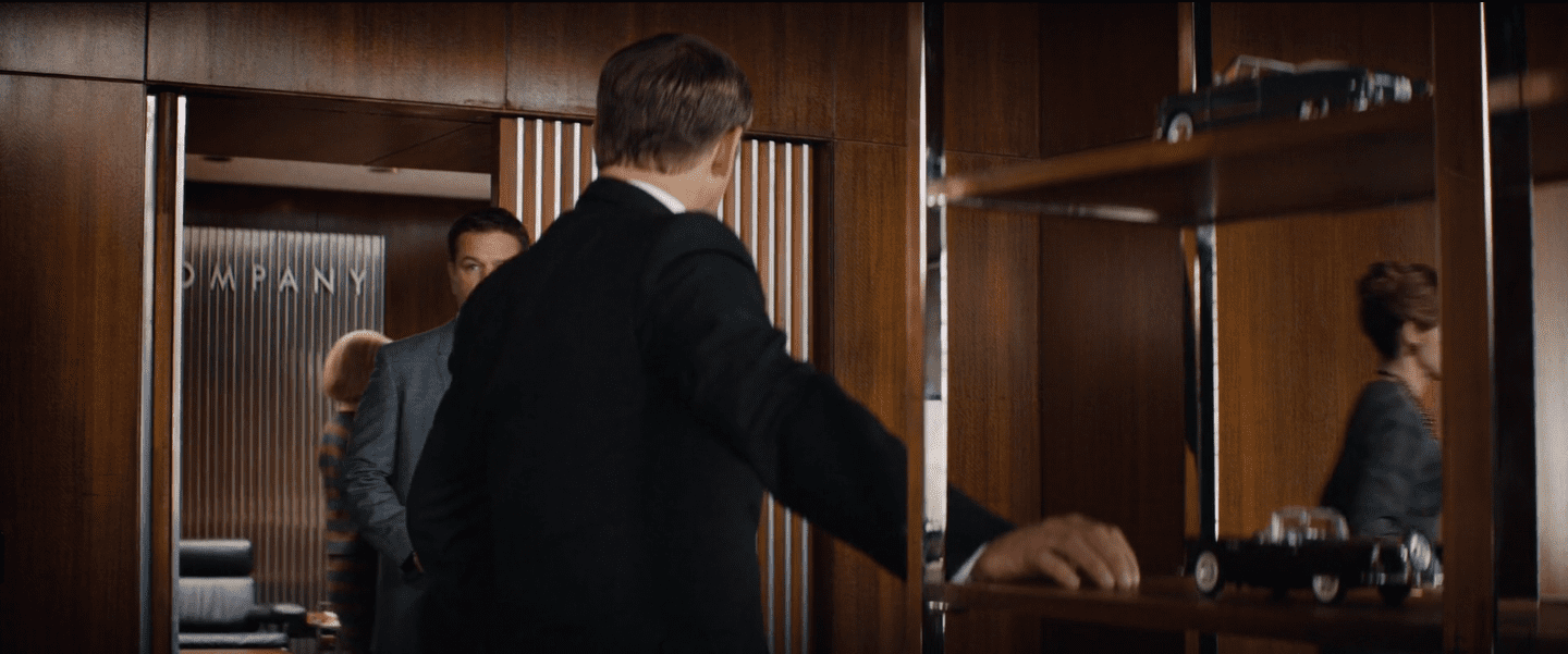 Shelby rentre dans la pièce et jette un regard à son  Lee Laccocca