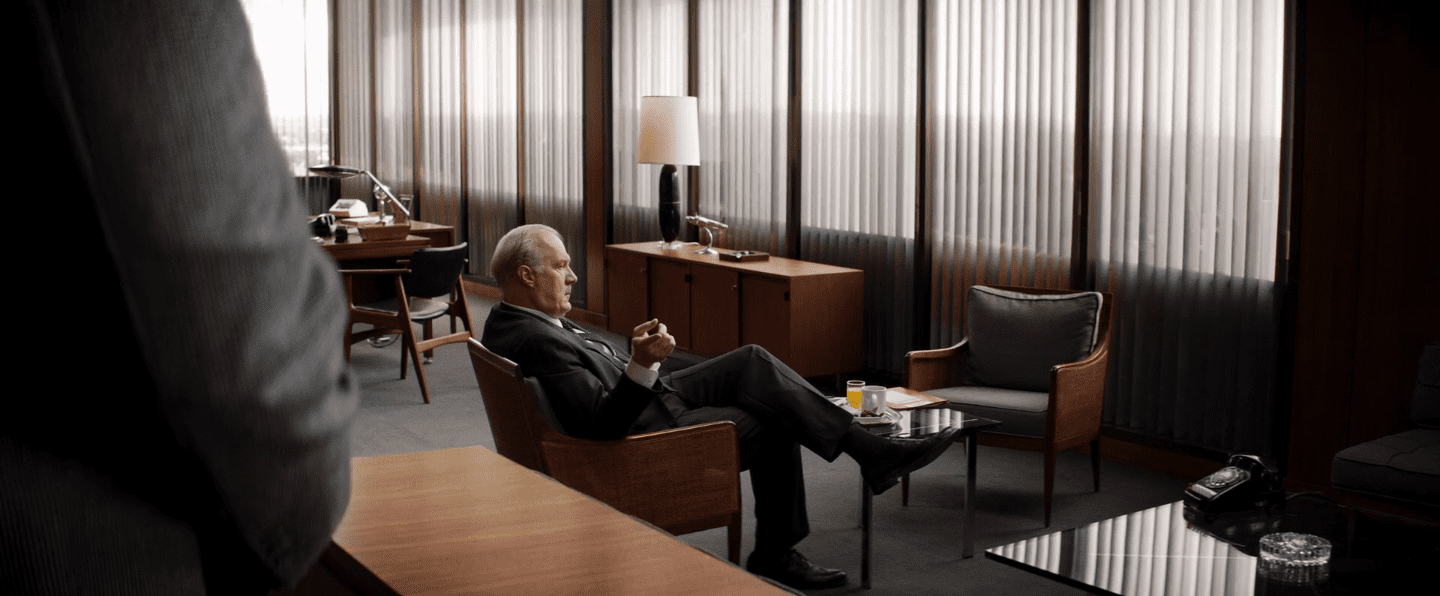 Ford est assis au milieu de la pièce