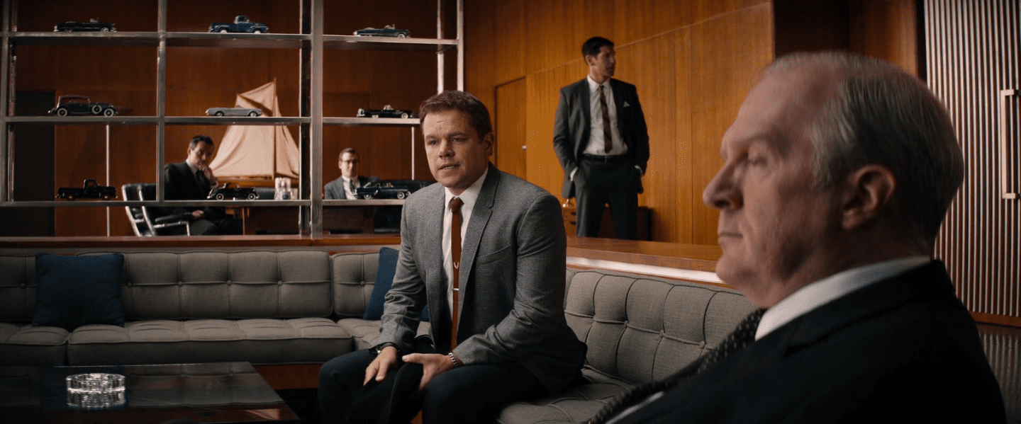 Shelby s'assied et commence à expliquer la situation