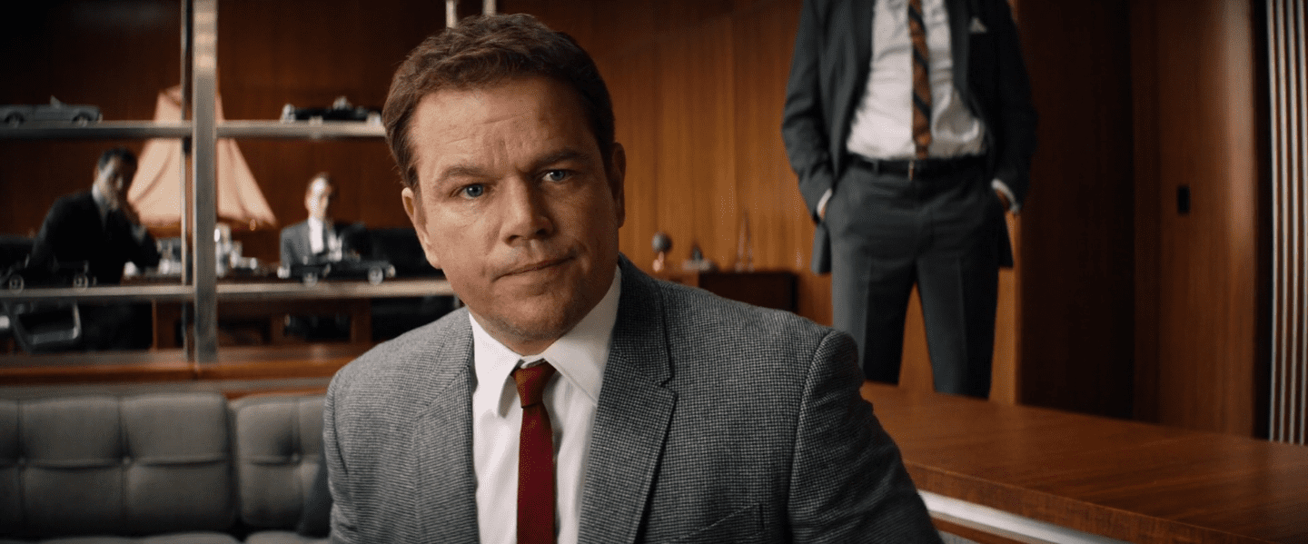 plan rapproché sur Shelby. La caméra opère un léger travelling avant