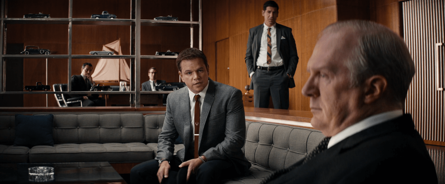 Plan large de la pièce et des personnages