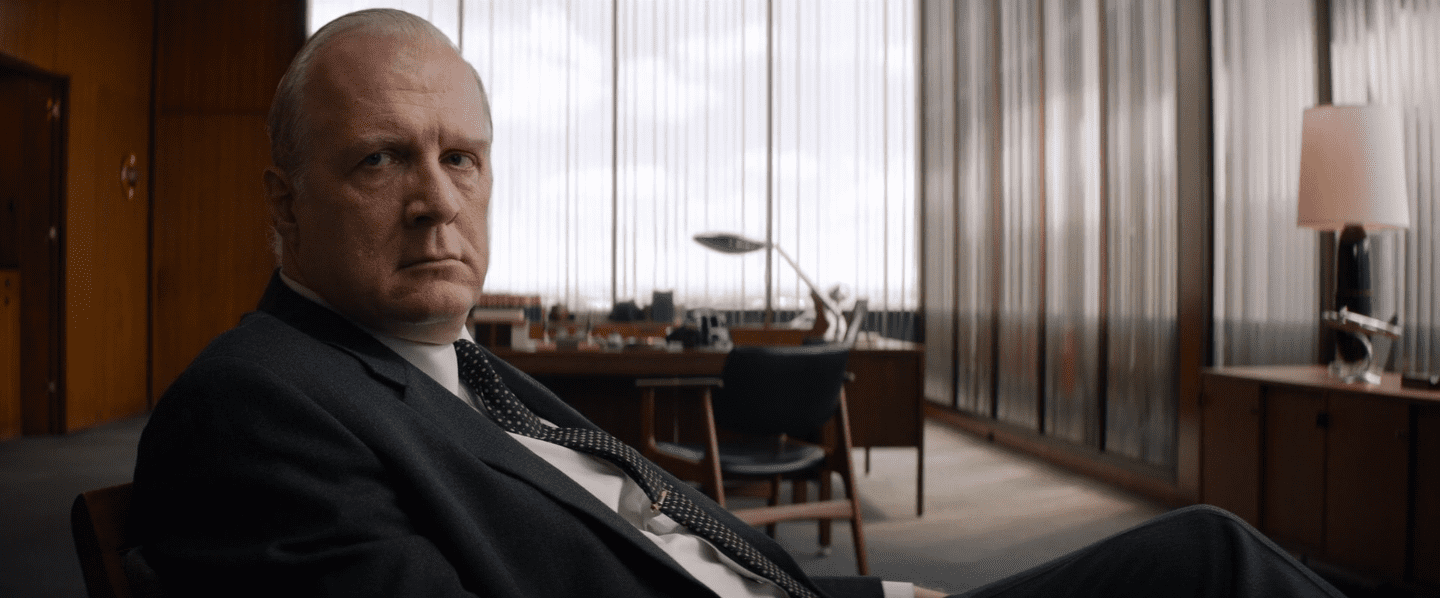 Ford regarde Shelby d'un air désolé et patibulaire