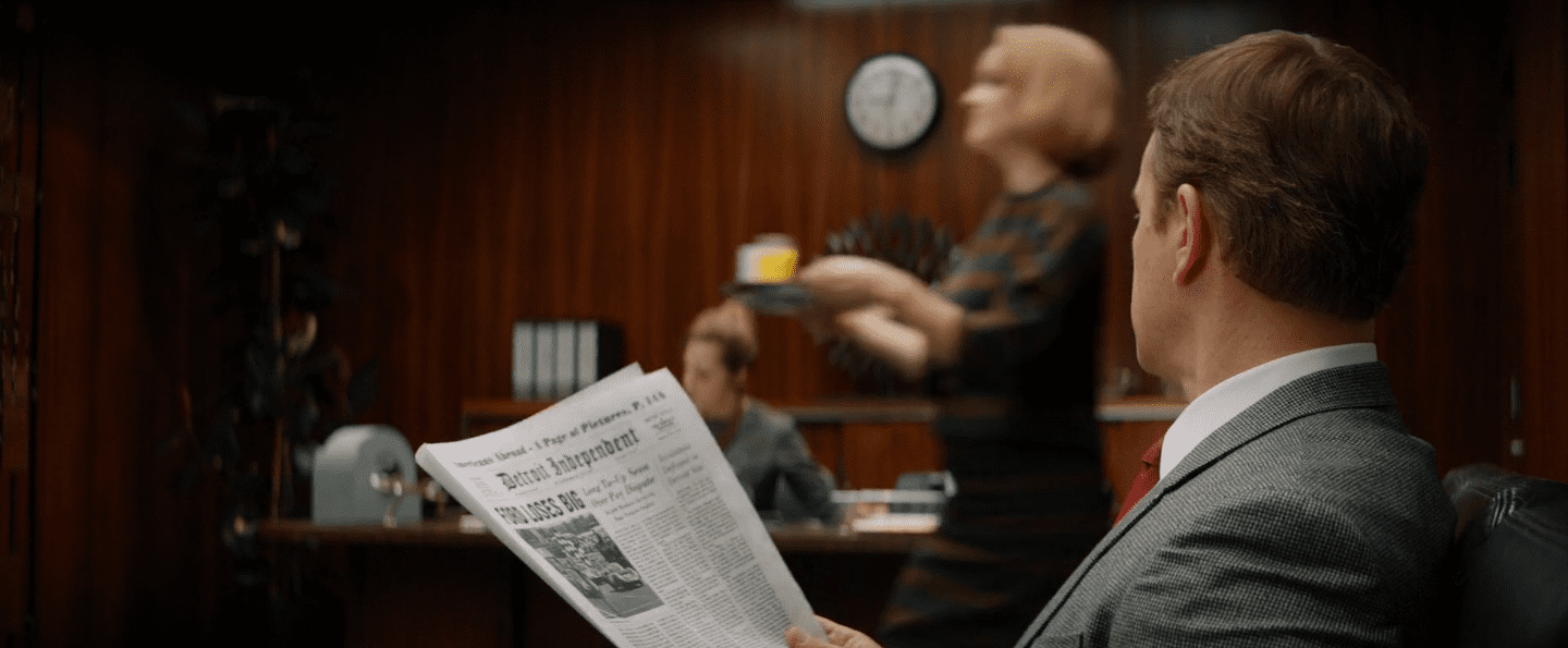 une secrétaire passe devant lui