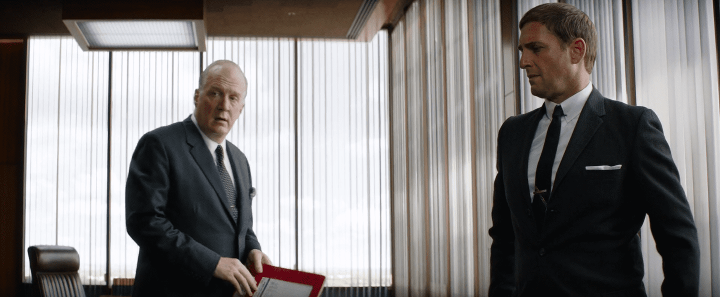 Ford se lève et s'empare du dossier