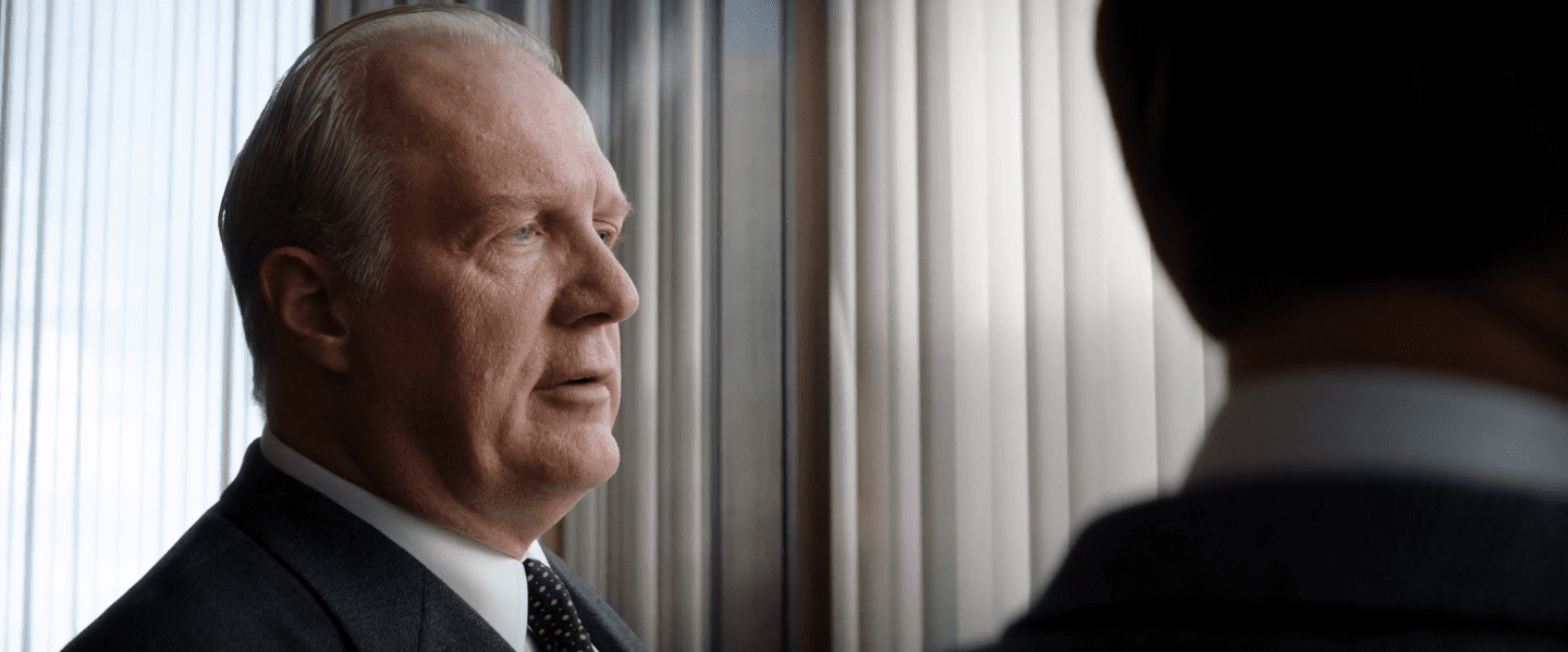 Ford et Shelby se mettent à discuter à la fenêtre