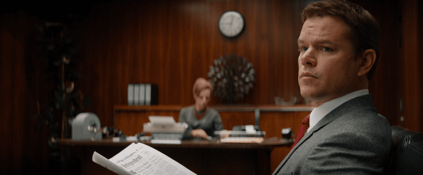 contre-champ sur Shelby qui remarque le dossier