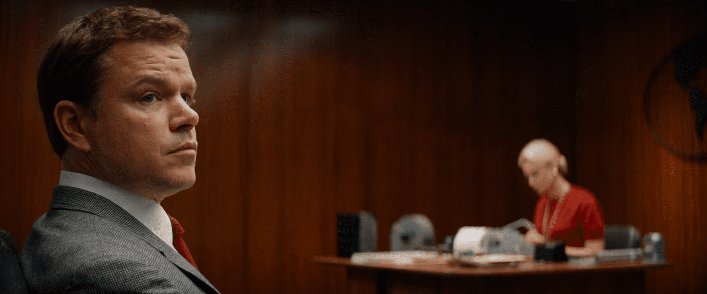 Shelby regarde la scène avec attention