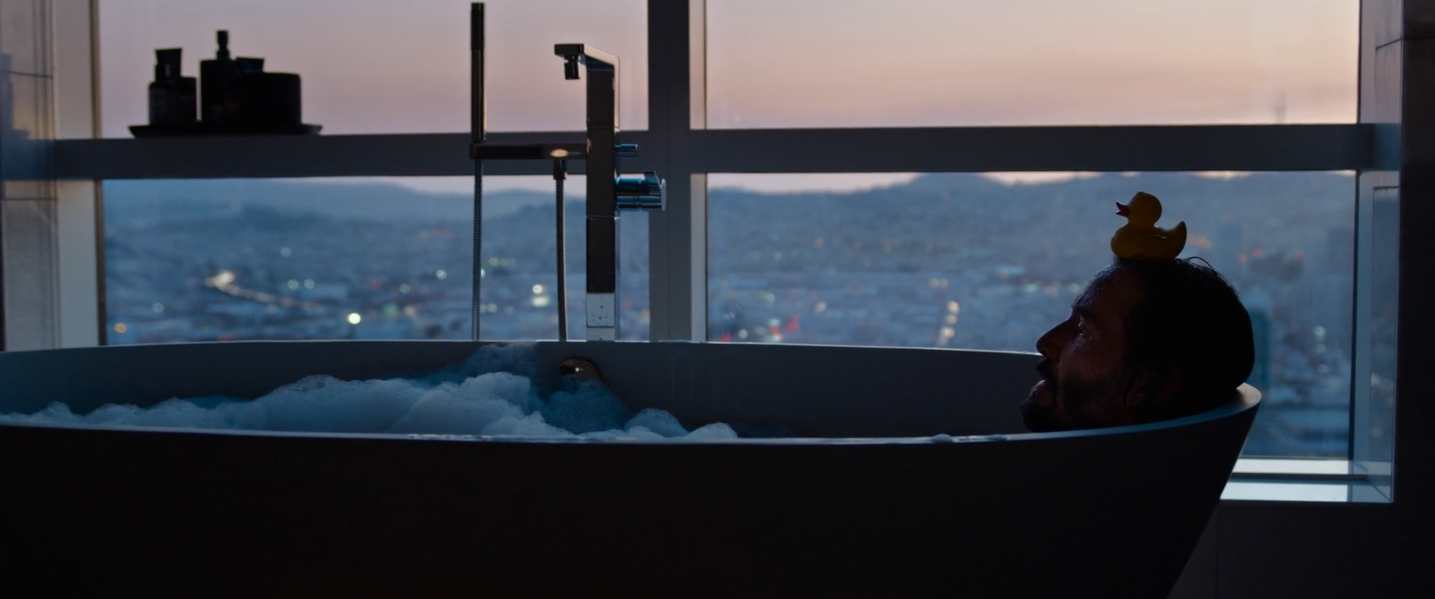 Thomas Anderson dans le bain