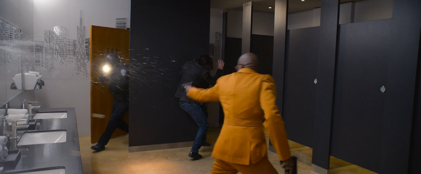 Un assistant entre dans le cadre et donne un dossier à une secrétaire