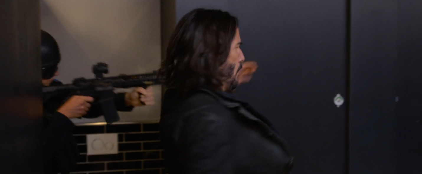 contre-champ sur Shelby qui remarque le dossier